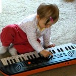 ..chuyển hướng bé sang chơi đàn nhưng không biết chọn loại nào để giúp bé làm quen với âm nhạc mà lại đủ sức “dứt” bé ra khỏi màn hình điện thoại, iPad.