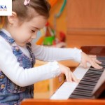 Đa số người lớn hiện nay đều nghĩ rằng cho bé học organ trước piano là điều nên làm. Vậy điều này có thực sự chính xác hay không? Hãy cùng OKAKA...
